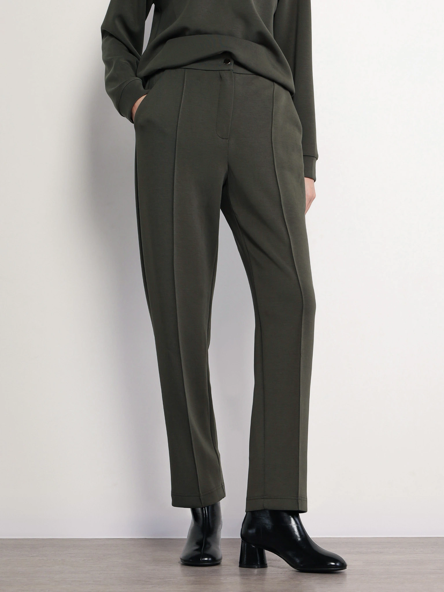 Брюки трикотажные зеленого цвета с эластичным поясом